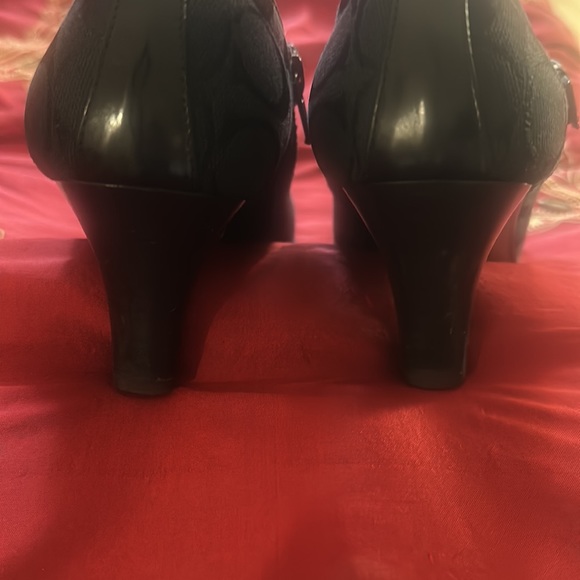 Coach booties in very good condition.  Confortable in  2.5 inch heels . - Picture 4 of 7